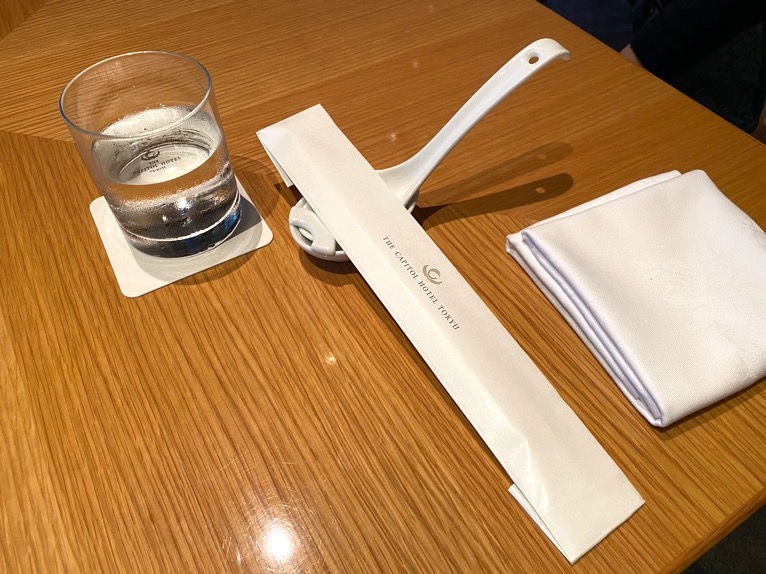 レストラン「オリガミ （ORIGAMI）」：テーブルセッティング