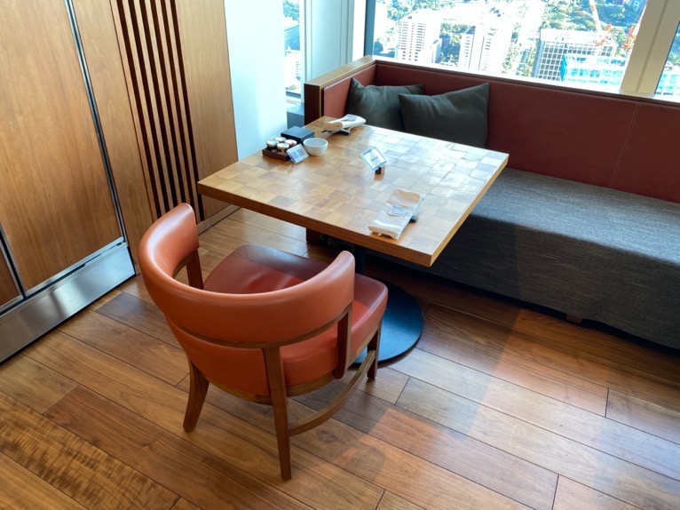 アンダーズ東京の朝食：テーブル＆チェア