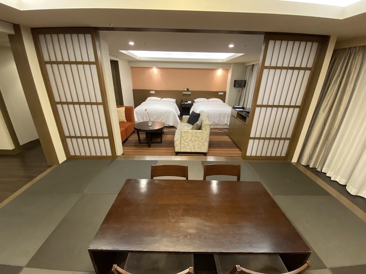 シェラトングランデ東京ベイ「和室スイーツ」：和室（和机＆座椅子）