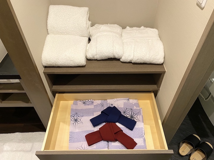 シェラトングランデ東京ベイ「和室スイーツ」：バスルーム（バスローブ＆浴衣）