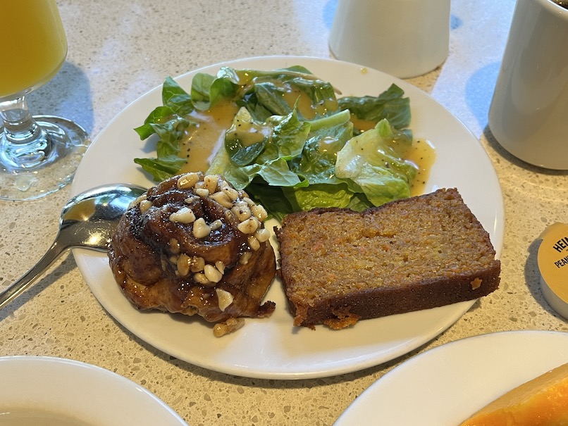 ワイキキビーチマリオットの朝食：コンチネンタル朝食（パンとサラダ）