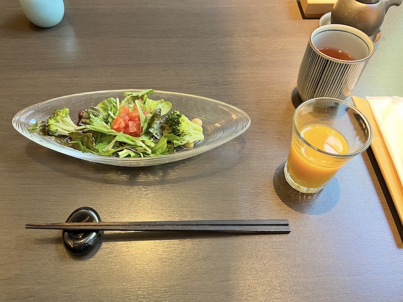 ふふ熱海の朝食：サラダとジュース