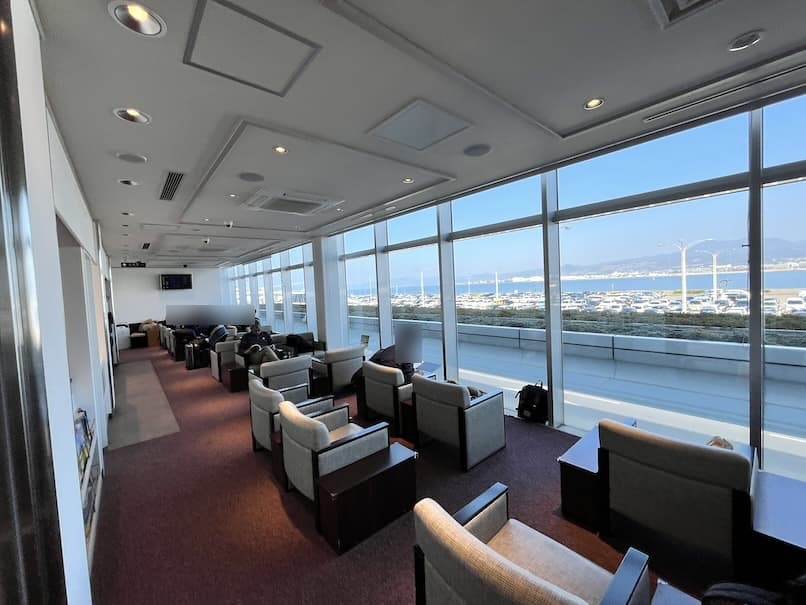 長崎空港カードラウンジ「アザレア（AZALEA）」の内観（窓側）
