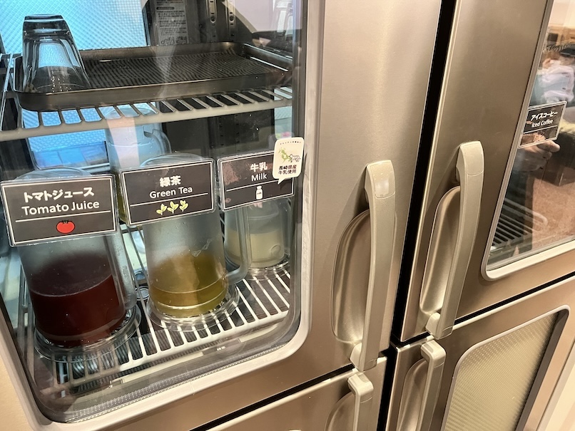長崎空港カードラウンジ「アザレア（AZALEA）」のドリンクカウンター（冷蔵庫）