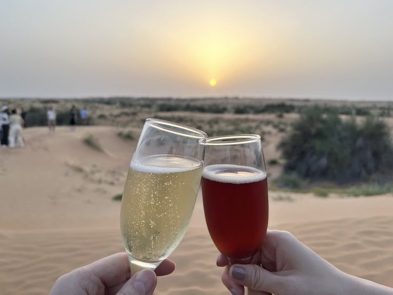 ドバイ旅行のイメージ：夕日とシャンパン（サンダウナー）