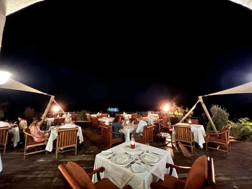 アルマハ（ドバイ）のレストラン：テラス席（夜景）