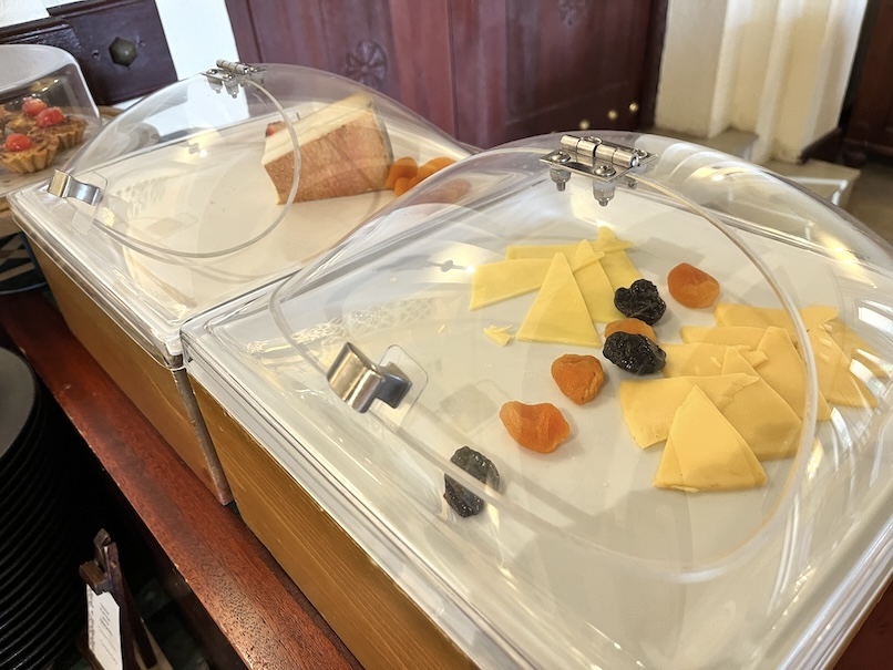 アルマハ（ドバイ）の朝食：ビュッフェ（チーズ1）
