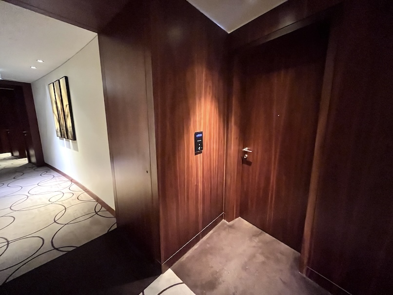 JWマリオット・マーキス・ホテル・ドバイ：客室へのアクセス（内廊下と客室扉）
