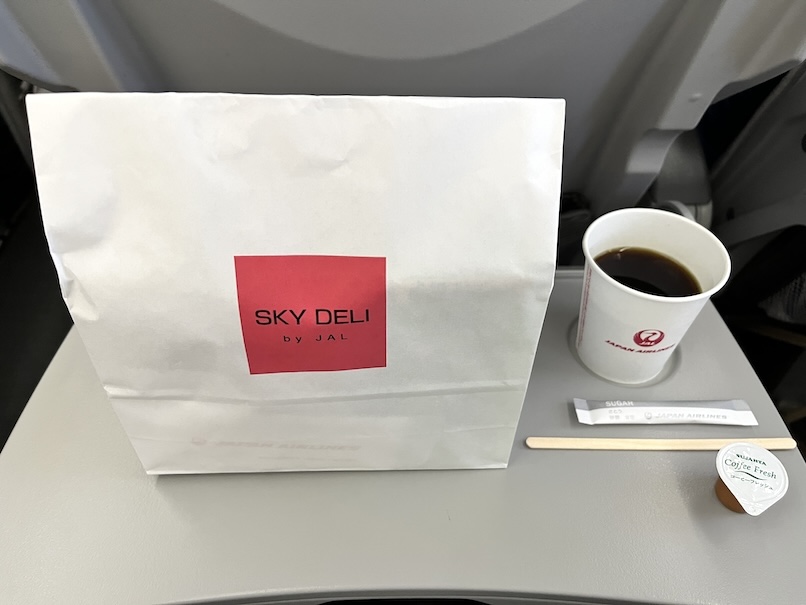 JAL羽田金浦線エコノミークラスの機内食「SKY DELI by JAL」をブログレポート