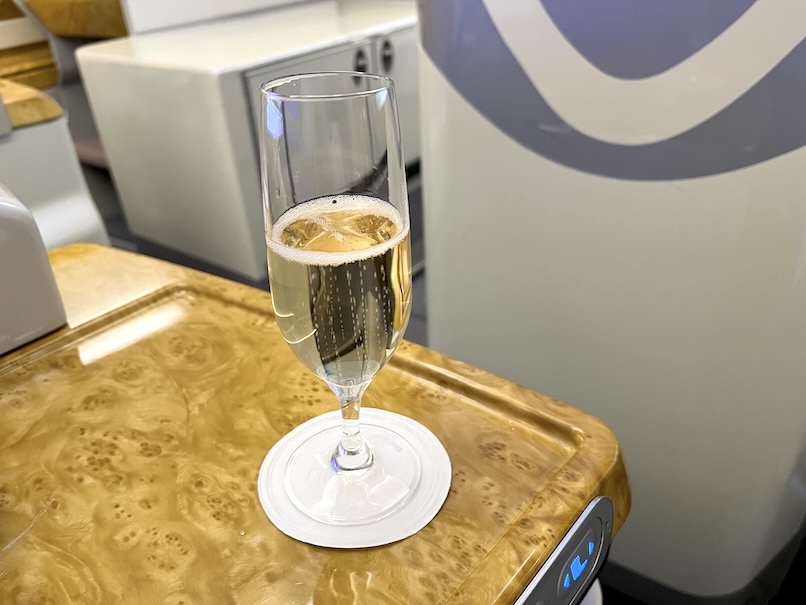 エミレーツ航空ビジネスクラス：ウェルカムドリンク（シャンパン）