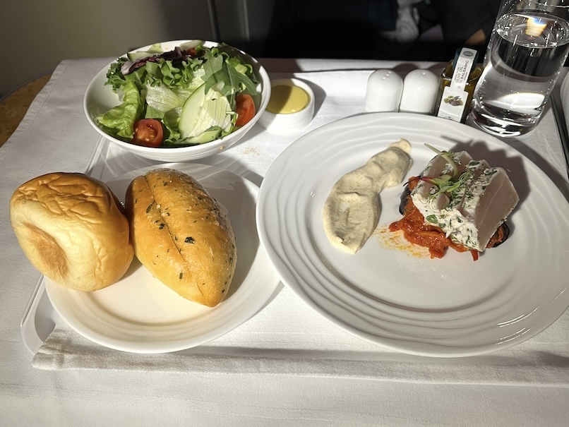 ドライ旅行のイメージ：エミレーツ航空ビジネスクラス（機内食）