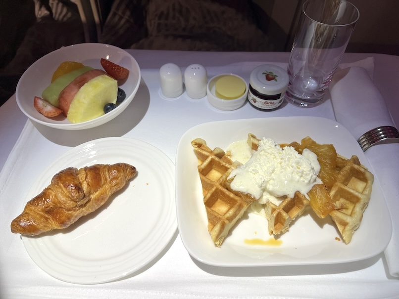エミレーツ航空ビジネスクラス：朝食（ワッフル）