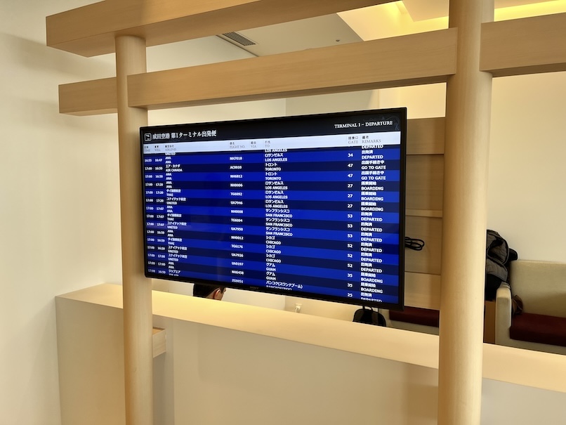 成田空港第1「ラウンジNOA」の内観（電光掲示板）