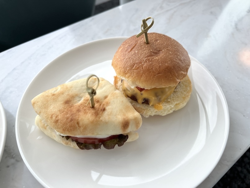 羽田空港「デルタスカイクラブ」実食：サンドとハンバーガー