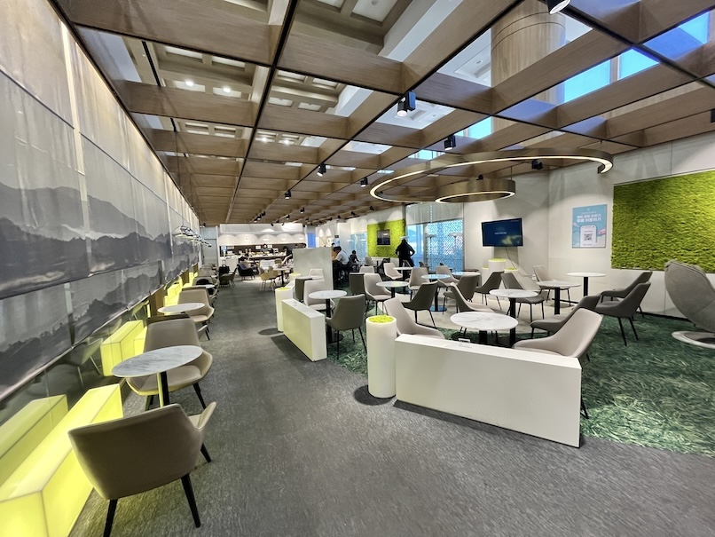 金浦空港「SKY HUB LOUNGE」：内観（全景）